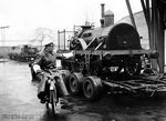 Lok-Straßentransport mit Polizeibegleitschutz auf „NSU-Quickly“ 1956 in Hamburg