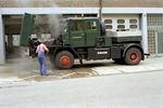 FAUN Zugmaschine der Schluchseewerk AG am Wasserkraftwerk Schwarzabruck im Jahre 1985. Der Motor bekommt eine gründliche Wäsche