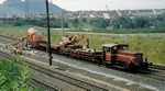 Arbeitszug mit Zuglok 332 055 und mitgeführtem Betonmischer-Lkw "Readymix" am 25.07.78 in Asperg